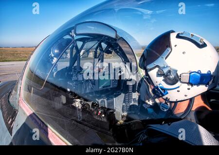 Bulgarischer Luftwaffenpilot bereit für eine neue Mission in einem MiG-29-Kampfjet. Stockfoto