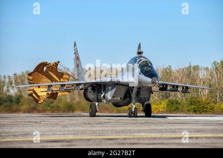 Bulgarische Luftwaffe MiG-29UB Kampfjet Rollen mit Bremsrutsche eingesetzt. Stockfoto