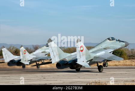 MiG-29-Kampfflugzeuge der bulgarischen Luftstreitkräfte starten vom Luftwaffenstützpunkt Graf Ignatievo, Bulgarien. Stockfoto