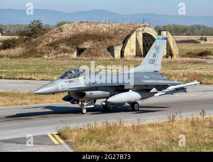 US Air Force F-16CM/DM Fighting Falcon vom Militärflugplatz Graf Ignatievo, Bulgarien. Stockfoto