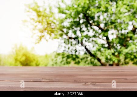 Sonnenstrahlen auf verschwommener Sicht von der Holzterrasse auf dem Balkon. Hochwertige Fotos Stockfoto