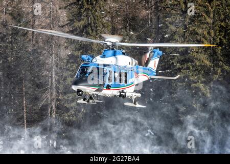 Neuer AW-139 Hubschrauber der italienischen Polizei von Stato in Italien. Stockfoto