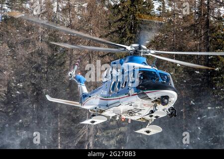 Neuer AW-139 Hubschrauber der italienischen Polizei von Stato in Italien. Stockfoto