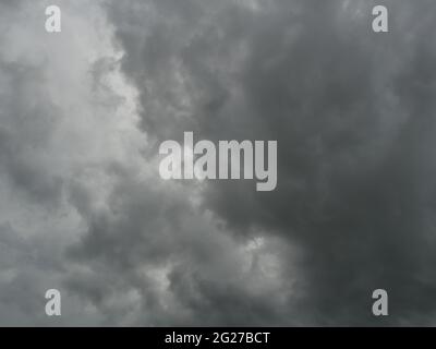 Cumulonimbus cloud Formationen auf tropischen Himmel, Nimbus, abstrakten Hintergrund von Naturphänomen und graue Wolken hunk, Thailand Stockfoto