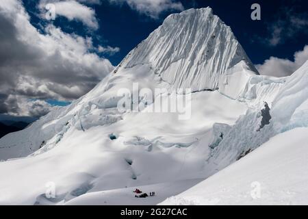 Fortgeschrittener Campingplatz am Berg Nevado Alpamayo, Nationalpark Huascaran, Peru. Stockfoto