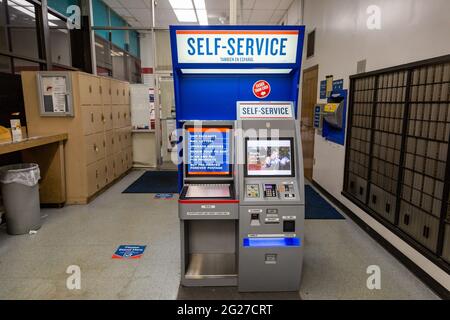 Der Self-Service-Kiosk in der Lobby der Northwood Station des US Post Office in Fort Wayne, Indiana, USA. Stockfoto