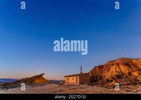 Sternwege über einem kleinen Haus in Bardenas Reales, Spanien. Stockfoto