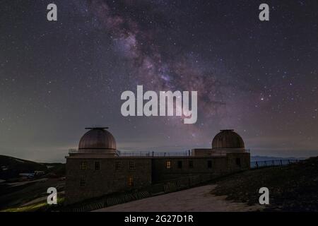 Astronomische Sternwarte auf der Hochebene des Campo Imperatore, Italien. Stockfoto