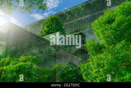 Umweltfreundliches Gebäude mit vertikalem Garten in moderner Stadt. Grüner Baumwald auf nachhaltigem Glasbau. Energiesparende Architektur mit vertikaler Stockfoto