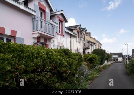 Architektur eines alten Stein- und Holzhauses in der Bretagne, Frankreich Stockfoto