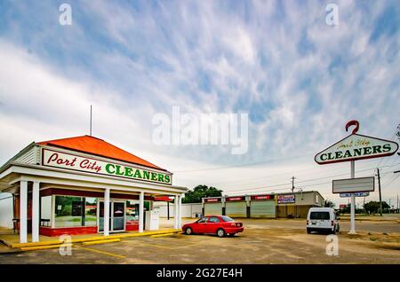 Port City Cleaners und das ikonische Kleiderbügel-Schild des Reinigers sind auf dem Highway 90, 10. Juli 2016, in Mobile, Alabama, abgebildet. Stockfoto