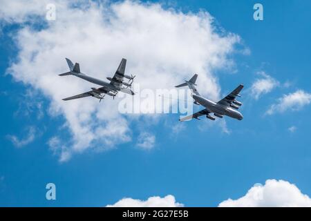 Moskau, Russland - 05. Mai 2021: Die Gruppe der strategischen Bomber der Langstreckenflieger TU-95ms und des fliegenden Tankers Il-78m fliegen über den Roten Platz Stockfoto