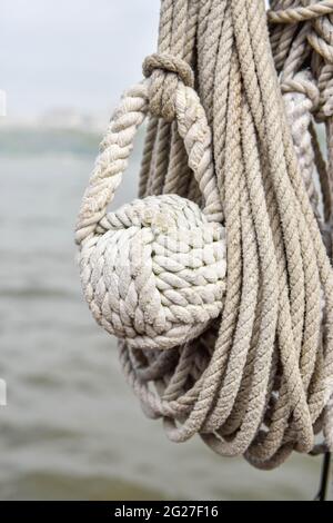 Nahaufnahme eines Affenfaustknotens, der als Gewicht oder Anker an das Ende einer Linie gebunden wird. Speicherplatz kopieren. Stockfoto