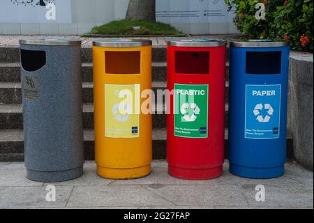 30.05.2021, Singapur, Republik Singapur, Asien - farbenfrohe Abfalleimer zur Abfalltrennung mit Schildern zum Recycling von wiederverwendbaren Materialien. Stockfoto