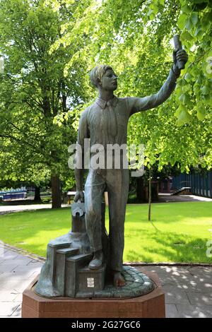 „Coventry Boy“ (Philip Bentham, 1966, Bronze), Priory Street, Stadtzentrum, Coventry, West Midlands, England, Großbritannien, Großbritannien, Europa Stockfoto