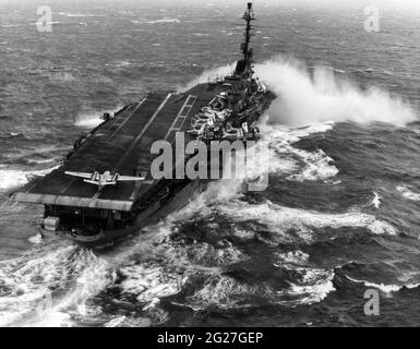 Flugzeugträger USS Essex (CVA-9), der in schwerer See Spray über den Bug sprüht. Stockfoto