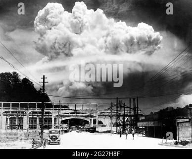 Eine massive atomare Wolke radioaktiver Trümmer über Nagasaki, Japan. Stockfoto