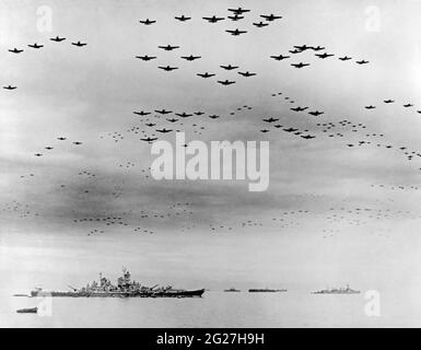 Flugzeuge der US-Marine fliegen über britische und US-Navy-Flotten in der Bucht von Tokio, Japan Stockfoto