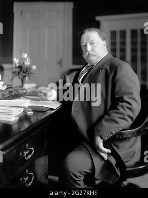 William Howard Taft, der 27. Präsident der Vereinigten Staaten, saß an seinem Schreibtisch, 1910. Stockfoto