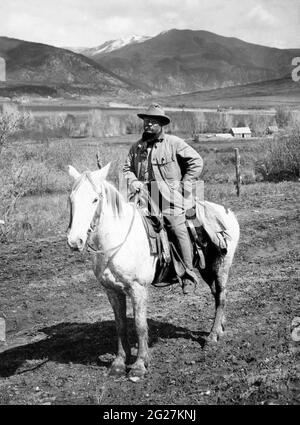 Präsident Theodore Roosevelt auf dem Pferderücken, der von einer Bärenjagd in Glenwood Springs, Colorado, zurückkehrt. Stockfoto