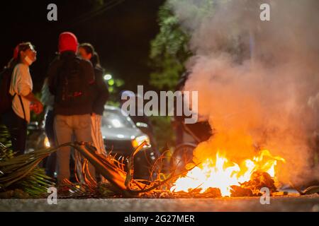 Valle del Cauca Kolumbien 8. Juni 2021 Gedenkende an den Tag gefallener Studenten vor der Universidad del Valle in Cartago, Valle del Cauca Kolumbien 8. Juni 2021 während eines einmonatigen regierungsfeindlichen Protests gegen Präsident Ivan Duque, Polizeibrutalität und Unruhen. Stockfoto