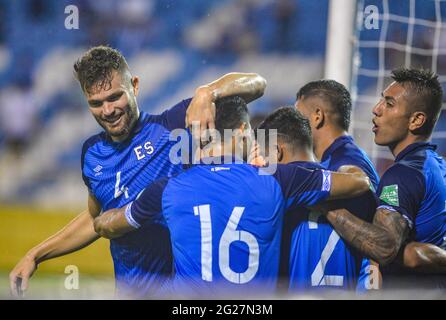 San Salvador, El Salvador. Juni 2021. Salvadorianische Spieler feiern ein Tor während der WM-Gruppe EIN Qualifying CONCACAF Fußballspiel zwischen El Salvador und Antigua und Barbuda im Cuscatlan Stadium. (Endergebnis; El Salvador 3:0 Antigua und Barbuda) Credit: SOPA Images Limited/Alamy Live News Stockfoto