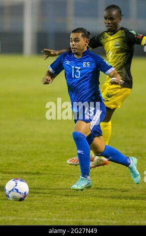 San Salvador, El Salvador. Juni 2021. Der salvadorianische Spieler Alexander Larin sah während der WM-Gruppe EIN Qualifikationsspiel des CONCACAF zwischen El Salvador und Antigua und Barbuda im Cuscatlan Stadium in Aktion. (Endergebnis; El Salvador 3:0 Antigua und Barbuda) Credit: SOPA Images Limited/Alamy Live News Stockfoto