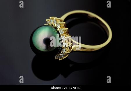 FRANZÖSISCH-POLYNESIEN. TAHITI. EINE AUSSERGEWÖHNLICHE SCHWARZE PERLE AUF EINEM RING MIT DIAMANTEN Stockfoto