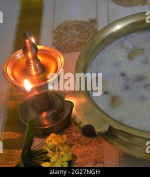 Beleuchtet, Messingöllampe/Reiskheer/Payasam in einem messingfest urli-Onam/Kerala Stockfoto