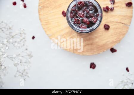 Gesundes fermentiertes Honigprodukt mit Cranberry. Lebensmittelkonservierungsmittel zu Hause, gemütliche, rustikale flache Laie. Köstliches Rezepturkonzept. Antivirale Nahrung. Antibakterielles, antivirales Produkt. Draufsicht mit Kopie Stockfoto