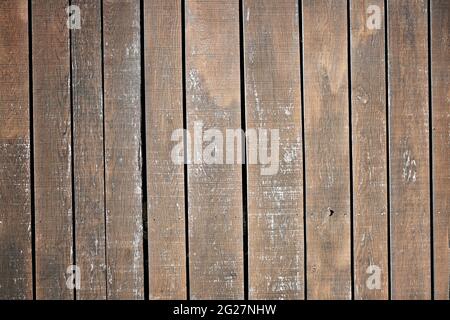 Braun verwitterte Holzwand aus alten Holzbrettern. Hintergrund mit der Textur von braunem Holz Stockfoto