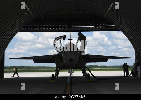 Die polnische Luftwaffe M-346 in ihrem Parkhaus auf dem Luftwaffenstützpunkt Deblin, Polen. Stockfoto