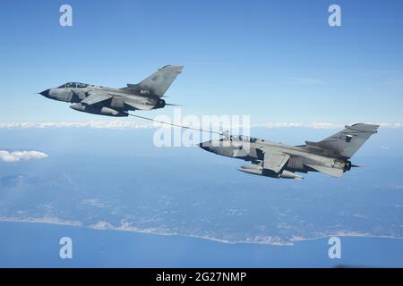 Die italienischen Luftstreitkräfte Tornado ECR und IDS Flugzeuge während der Betankung während des Fluges. Stockfoto