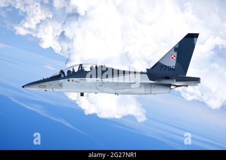 Die polnische Luftwaffe M-346 während der Kunstflugmanöver. Stockfoto