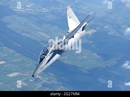 Die polnische Luftwaffe M-346 im Flug. Stockfoto