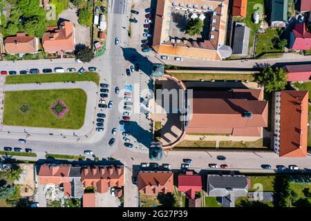 Luftaufnahme von Tykocin, dem Stadtplatz und der Kirche der Heiligen Dreifaltigkeit Stockfoto