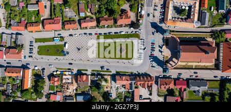 Luftaufnahme von Tykocin, dem Stadtplatz und der Kirche der Heiligen Dreifaltigkeit Stockfoto