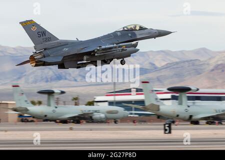 Eine US Air Force F-16CJ startet von der Nellis Air Force Base, Nevada. Stockfoto