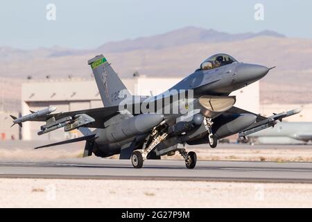 Eine Vermont Air National Guard F-16C bremst nach der Landung. Stockfoto