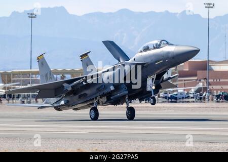 Ein US-Air Force F-15E Strike Eagle landet auf dem Nellis Air Force Base, Nevada. Stockfoto