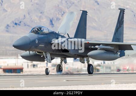 Ein F-15C Eagle der California Air National Guard trifft auf dem Luftwaffenstützpunkt Nellis in Nevada ein. Stockfoto