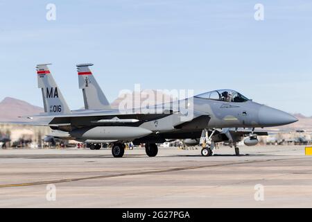 Eine Massachusetts Air National Guard F-15C Eagle tagt zur Startbahn. Stockfoto