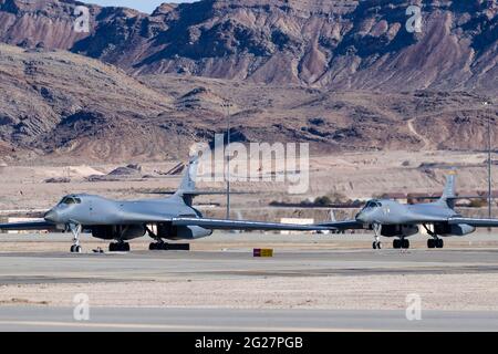 Zwei US Air Force B-1B Lancer-Bomber Rollen auf der Nellis Air Force Base, Nevada. Stockfoto