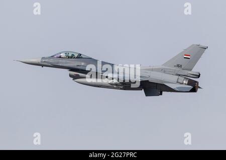 Eine irakische Luftwaffe F-16C kämpft Falcon hebt ab. Stockfoto