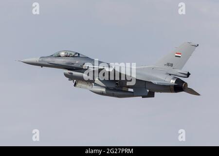 Eine irakische Luftwaffe F-16C kämpft Falcon hebt ab. Stockfoto