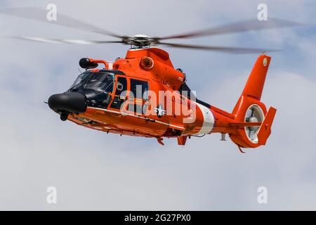 Ein MH-65-Delfine der US-Küstenwache. Stockfoto