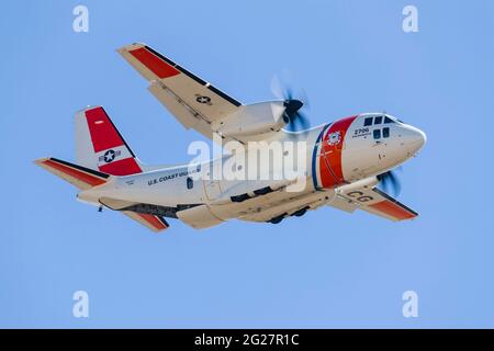 Ein C-27J-Flugzeug der US-Küstenwache im Flug. Stockfoto