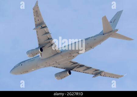 Blick aus der Ferne auf den Start eines Airbus Voyager der Royal Air Force. Stockfoto