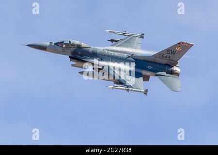 Eine F-16CJ der US-Luftwaffe gegen Falcon beugt sich beim Abflug. Stockfoto