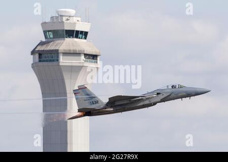 Ein F-15C Eagle der Oregon Air National Guard hebt am Flugsicherungsturm vorbei ab. Stockfoto